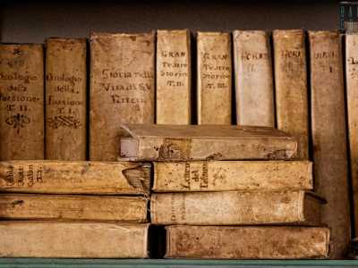 Qui sono custoditi anche numerosi libri antichi, un tempo appartenuti a Giordano de Bianchi Dottula. �Per valorizzare questi preziosi testi abbiamo l�intenzione di realizzare qui un centro studi�, rivela il proprietario